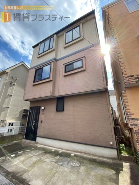 建物外観　ツートンカラーに目を惹かれます。