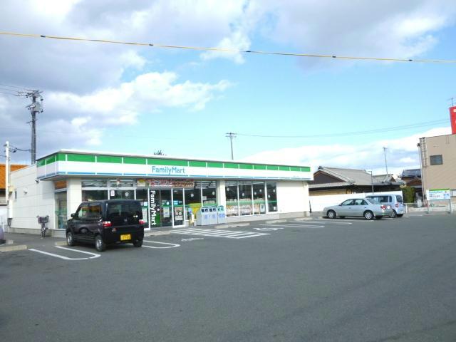 コンビニ　ファミリーマート鈴鹿三日市店（コンビニ）まで562m
