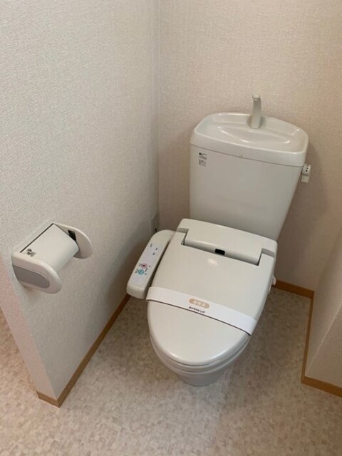 トイレ　温水洗浄暖房便座のトイレ