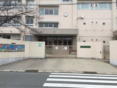 小学校　大東市立氷野小学校（小学校）まで306m