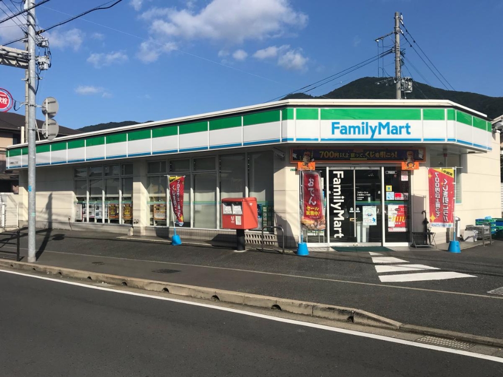 コンビニ　ファミリーマート 小倉重住二丁目店（コンビニ）まで883m