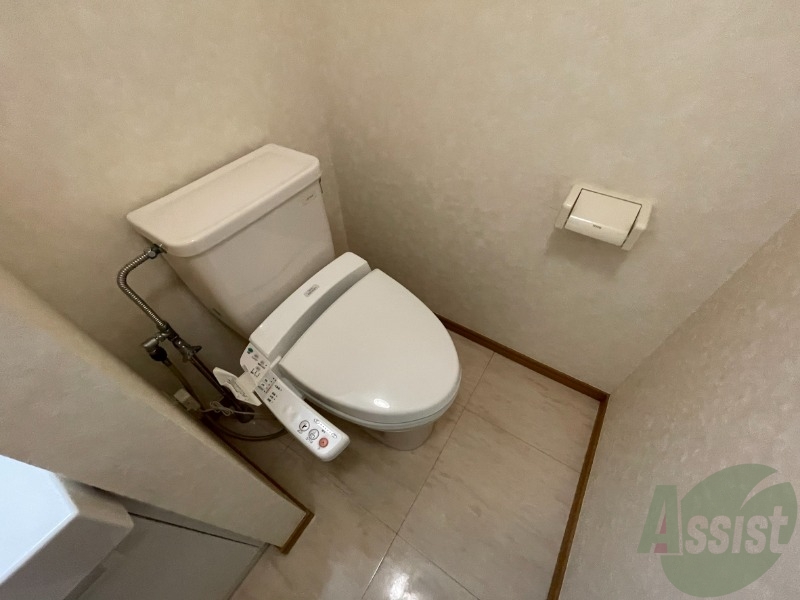 トイレ　トイレはシャワー付きトイレで洗面所とつながっています
