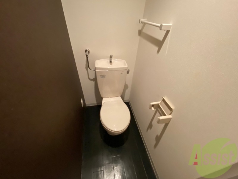 トイレ　トイレです。タオル掛けもついて便利ですね。
