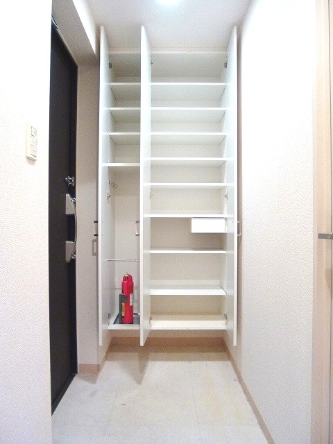 玄関　収納豊富なトールタイプのシューズＢＯＸです