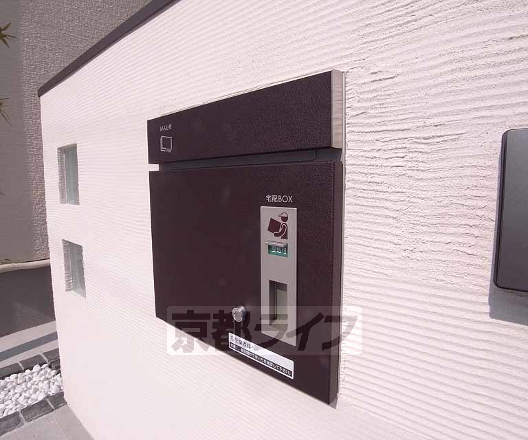 その他共有部分　戸建てには珍しい宅配ＢＯＸ付き。