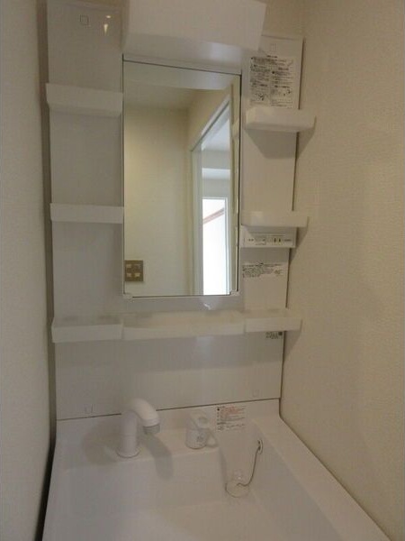洗面設備　※写真は同じマンションの違う部屋のものになります。