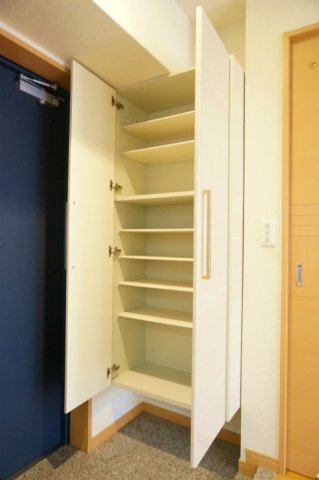 玄関　収納もある玄関です