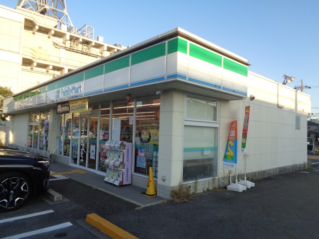 コンビニ　ファミリーマート　近江八幡中村町店（コンビニ）まで200m