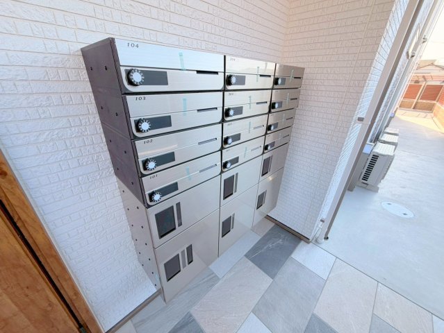 ロビー　ロビーにある各部屋毎のメールボックス。
