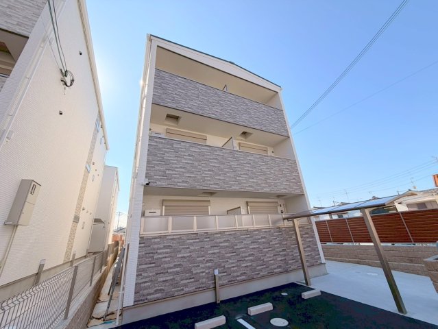 建物外観　閑静な住宅地にある、落ちついた色合いのキレイな建物です。