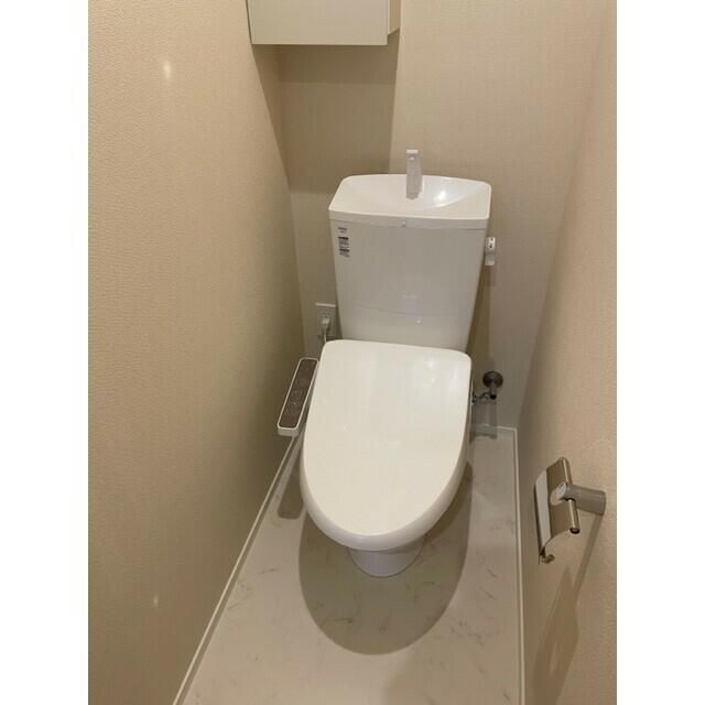トイレ　落ち着いた色調のトイレです