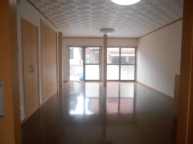 天神町2丁目貸家の居間写真