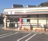 コンビニ　セブン-イレブン 横浜東寺尾１丁目店（コンビニ）まで725m