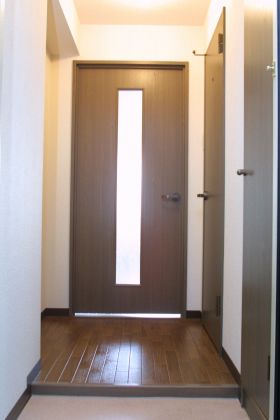 地下鉄南北線 すすきの駅 徒歩10分 8階建 築24年の玄関写真