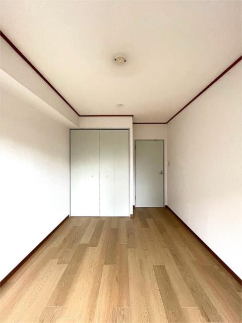 その他部屋・スペース　落ち着いた色調の寝室です