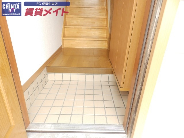 玄関　別部屋反転参考写真です