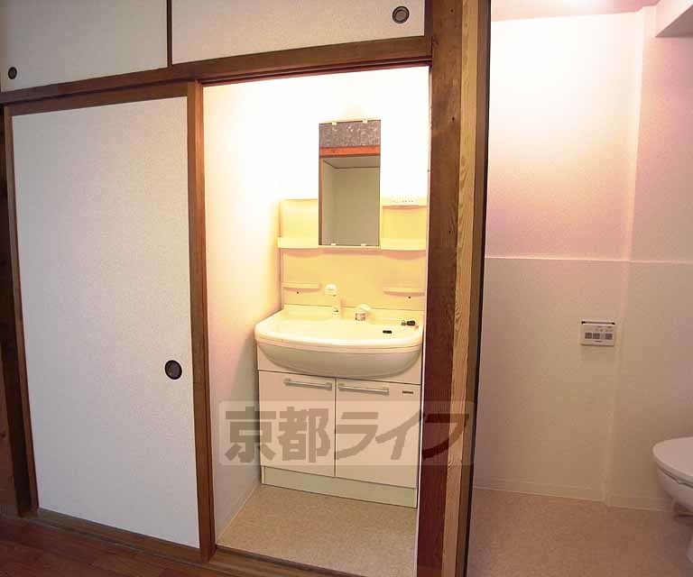 洗面設備　押入れの扉がおしゃれな洗面所
