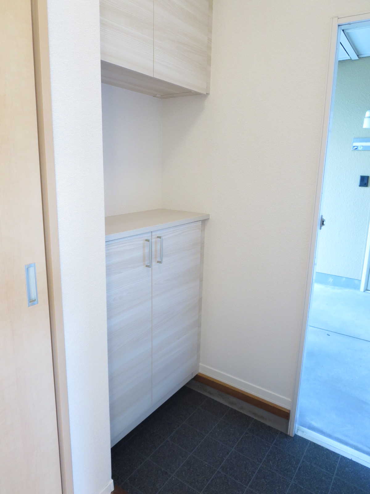 玄関　下駄箱の中央には小物が飾れます