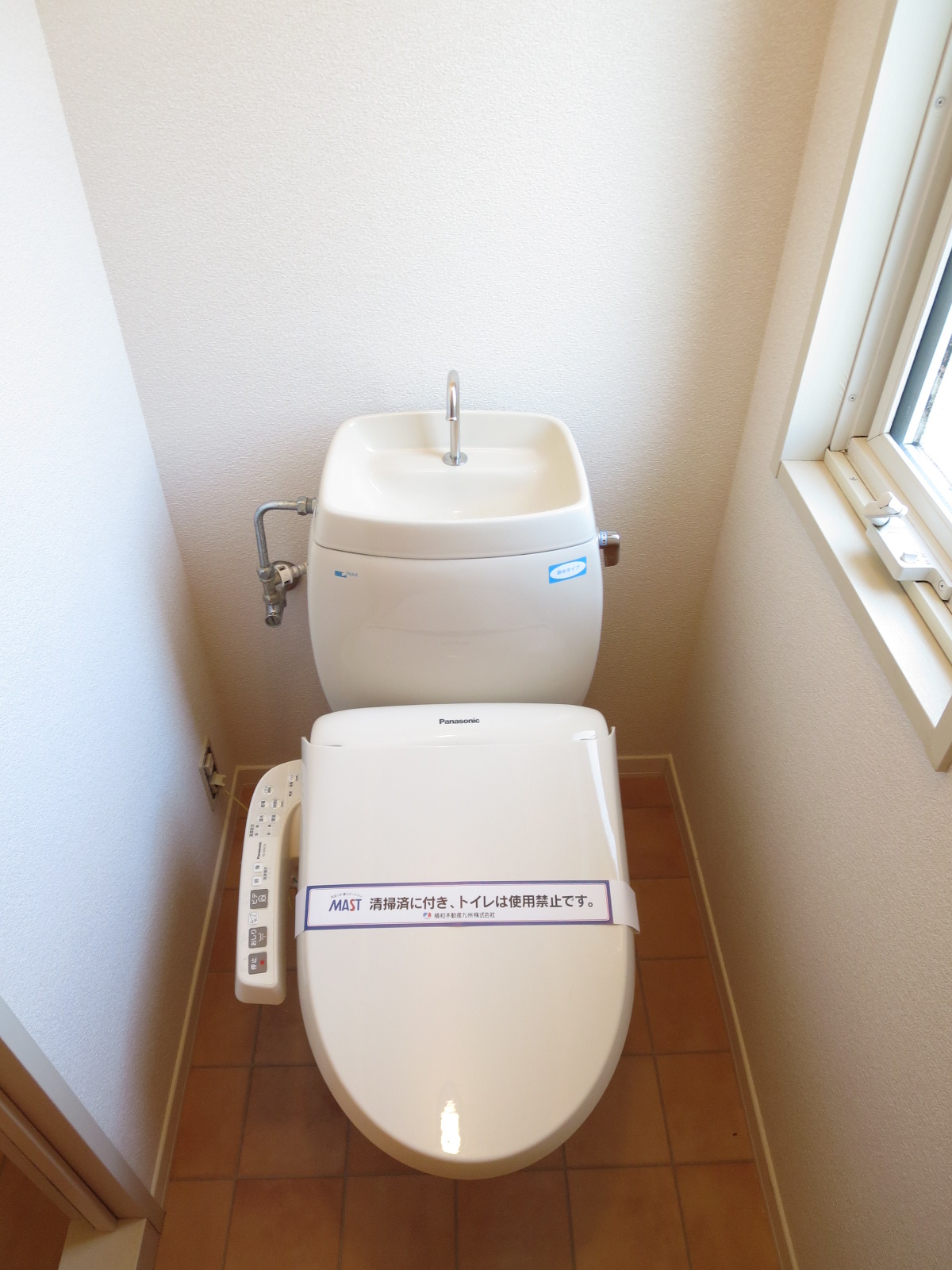 トイレ　温水洗浄便座付きで快適です