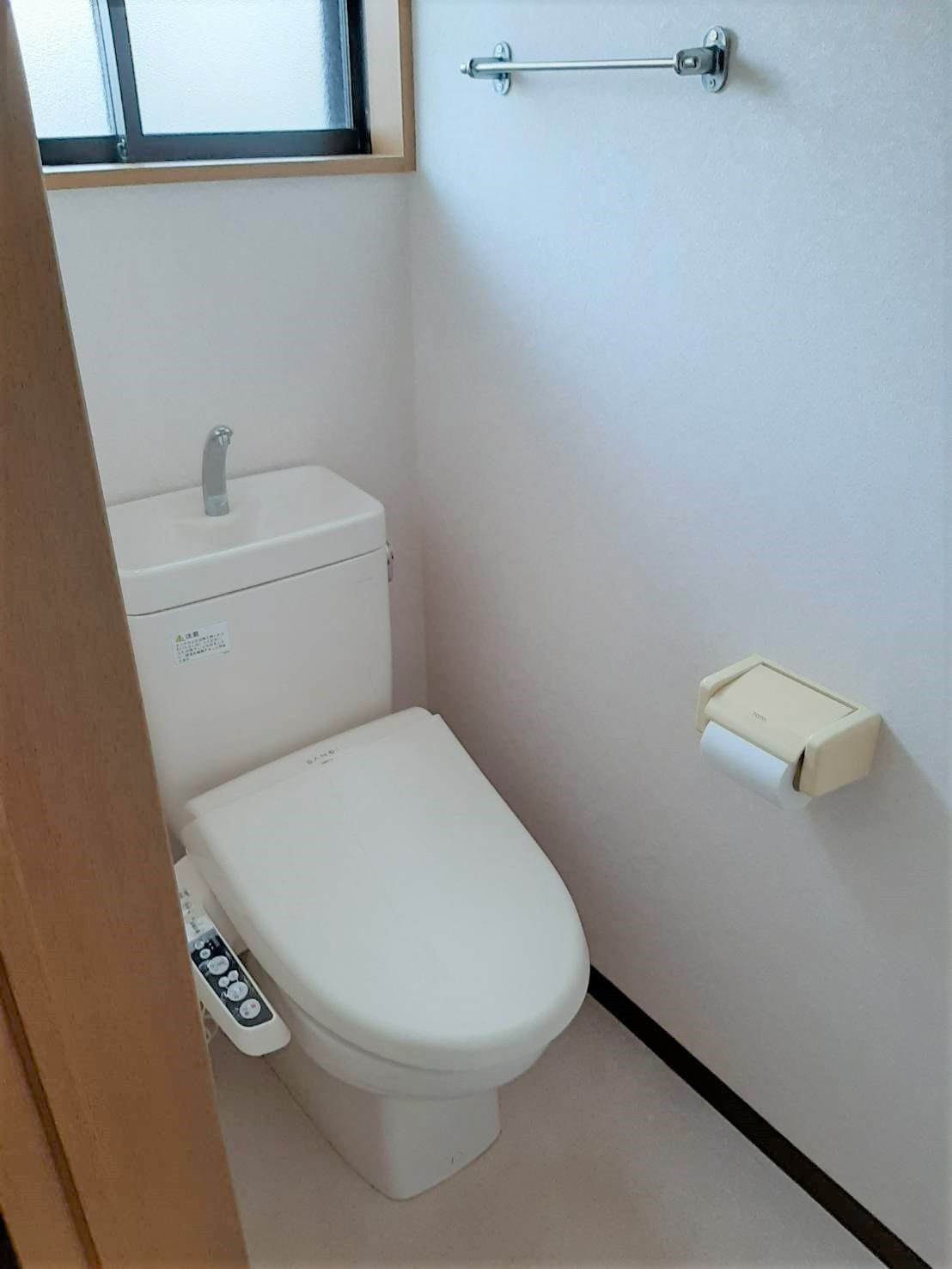 トイレ　昼間は電気いらずの明るさです