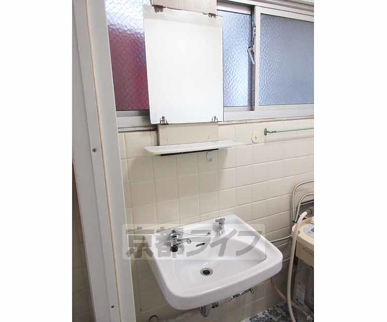 洗面設備　便利な鏡付き。