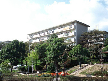 宝塚市中山五月台のマンションの建物外観