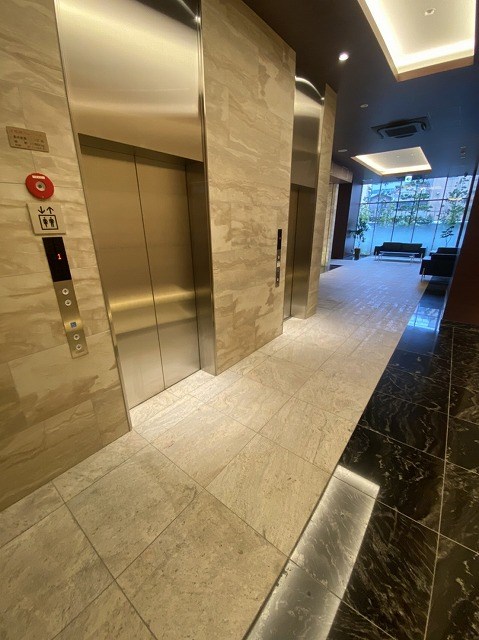 ロビー　エレベータ２基