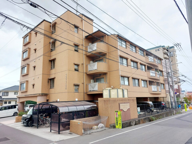 松山市樽味のマンションの建物外観