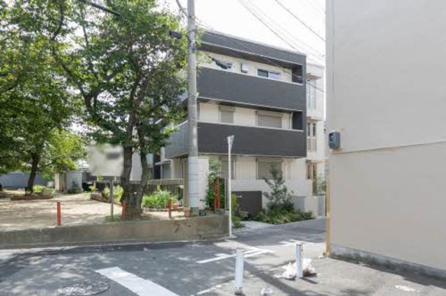 東大阪市御厨のマンションの建物外観