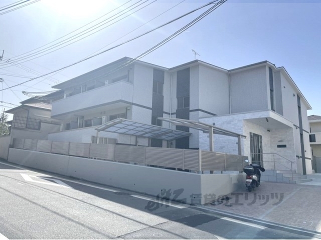 京都市伏見区深草大亀谷八島町のマンションの建物外観