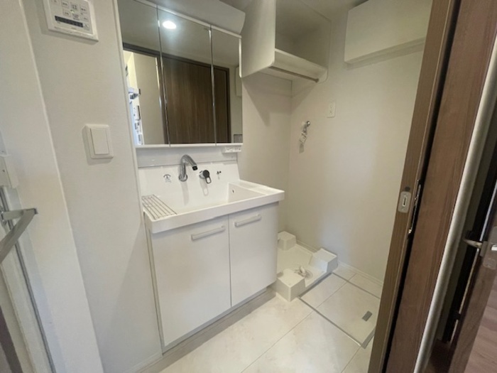 洗面設備　忙しい朝に嬉しい洗髪洗面化粧台付