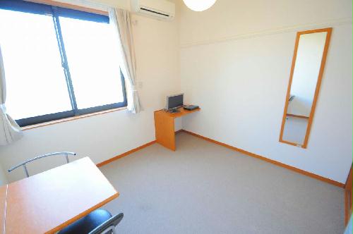 居室・リビング　天井が高く、広々としたお部屋♪学生人気のロフト付き