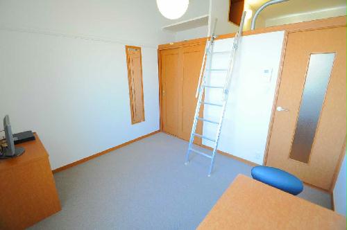 居室・リビング　天井が高く、広々としたお部屋♪学生人気のロフト付き