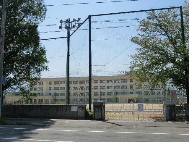 【キャトル・セゾン駅前の小学校】