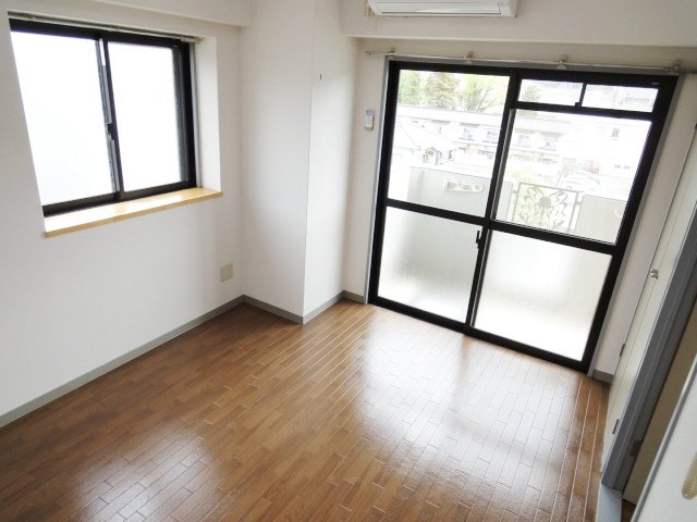 居室・リビング　写真は別号室のものです。