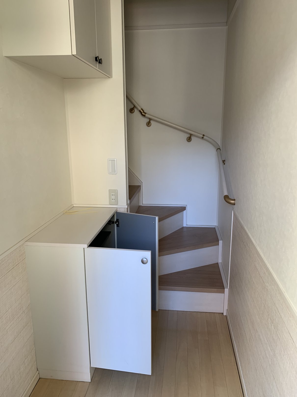 玄関　収納たっぷりの下駄箱付