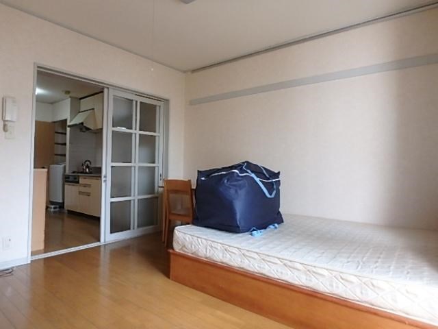 居室・リビング　家具家電一式付き、仲介手数料半月分