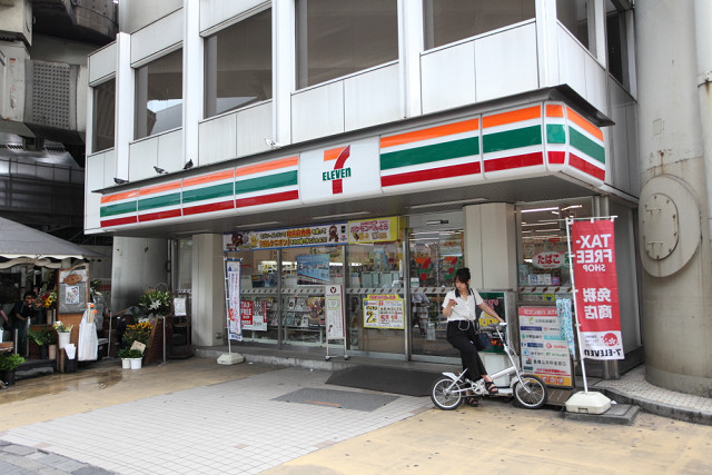 【中央区日本橋箱崎町のマンションのコンビニ】