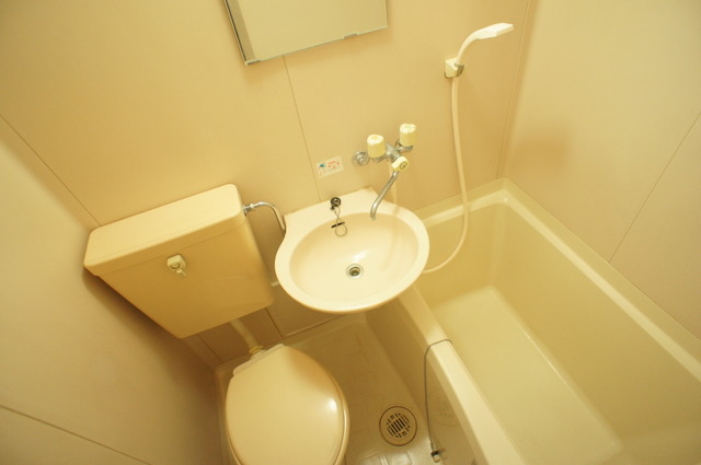 バス・シャワールーム　丸洗いできてお掃除らくらくの３点ユニットバスです！