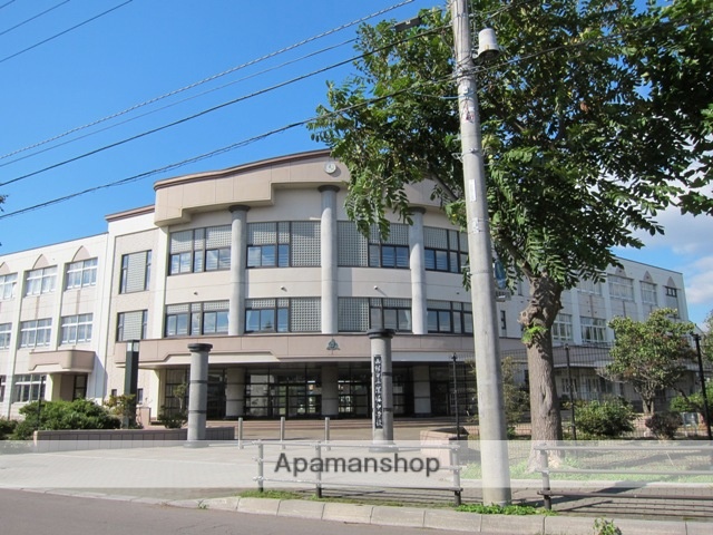 中学校　深堀中学校（中学校）まで698m