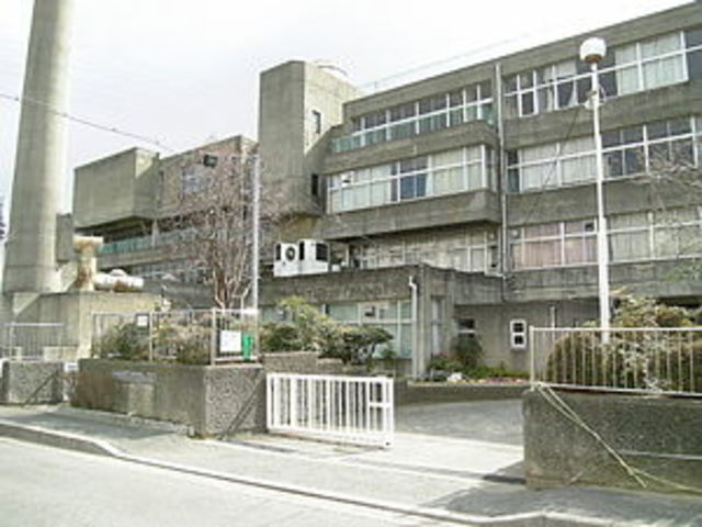 中学校　八尾市立桂中学校（中学校）まで845m