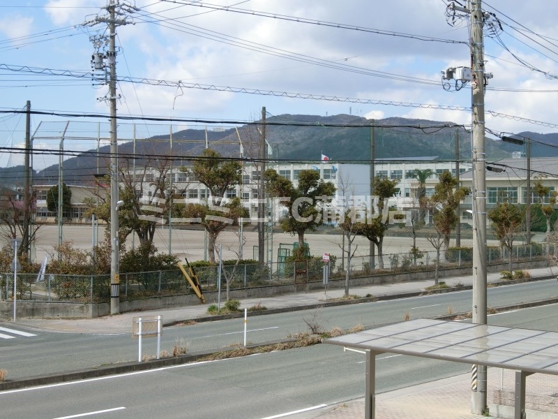 【蒲郡市神明町のマンションの中学校】