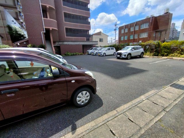 【小牧市中央のマンションの駐車場】