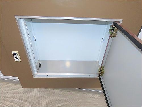 玄関　玄関扉に宅配ボックスあり