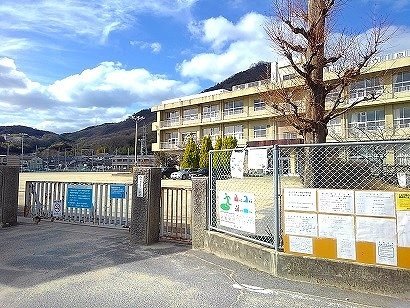 【福山市山手町のアパートの小学校】