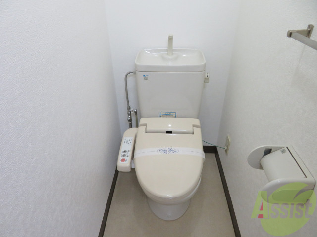 トイレ　ウォシュレット機能がついたトイレです。安心して使用できますね
