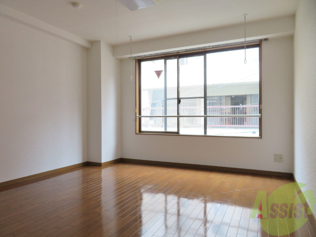 その他部屋・スペース　寝室には窓があるので、朝の目覚めが良さそうです。