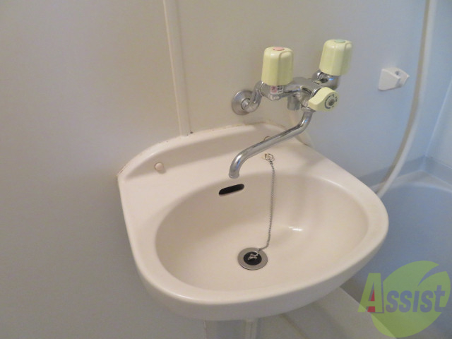 洗面設備　洗面台があるので、朝の準備などに助かります。