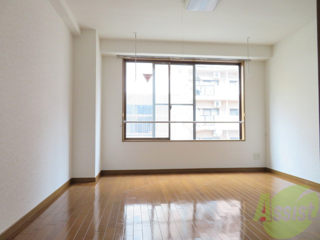 居室・リビング　リビングはこんな感じです。窓が大きくてよく陽が入ってきます。