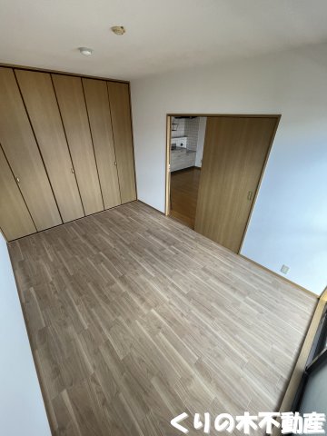 その他部屋・スペース　開放的な寝室です